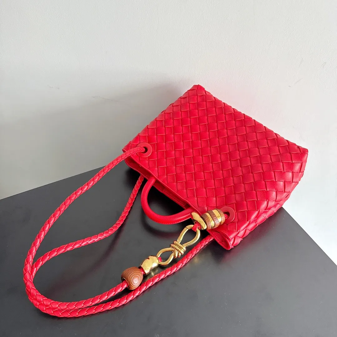 The new Andiamo batch of 3060 BV is shipped‼ ️The classic intercciato weaving process is used to create a soft bag, the metal knot is made of micro-cast aluminum using jewelry technology🪢, and the decorative beads are made of metal and hand-polished oak, allowing you to jump repeatedly between elegance and fun💃, making it unpredictable. Classic and versatile, it shows off your temperament, and the bag has a large capacity, making it very convenient for daily commuting! It has a variety of carrying methods, the shoulder straps can be adjusted by yourself, the original lambskin feels soft and delicate, and the unisex style breaks gender boundaries and brings a more practical and long-lasting use experience. The Andiamo, which has both elegant and casual styles, perfectly interprets the "fashionable old money style". Style No.: 743568+Wood Hardware Color: National Flag Red Size: 25*22*10.5cm